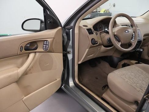 Used 2005 Ford Focus ZX4 Sedan FWD image 8