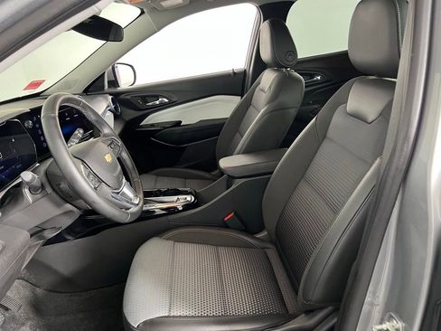 Used 2025 Chevrolet Trax LT w/ LT Convenience Package image 22
