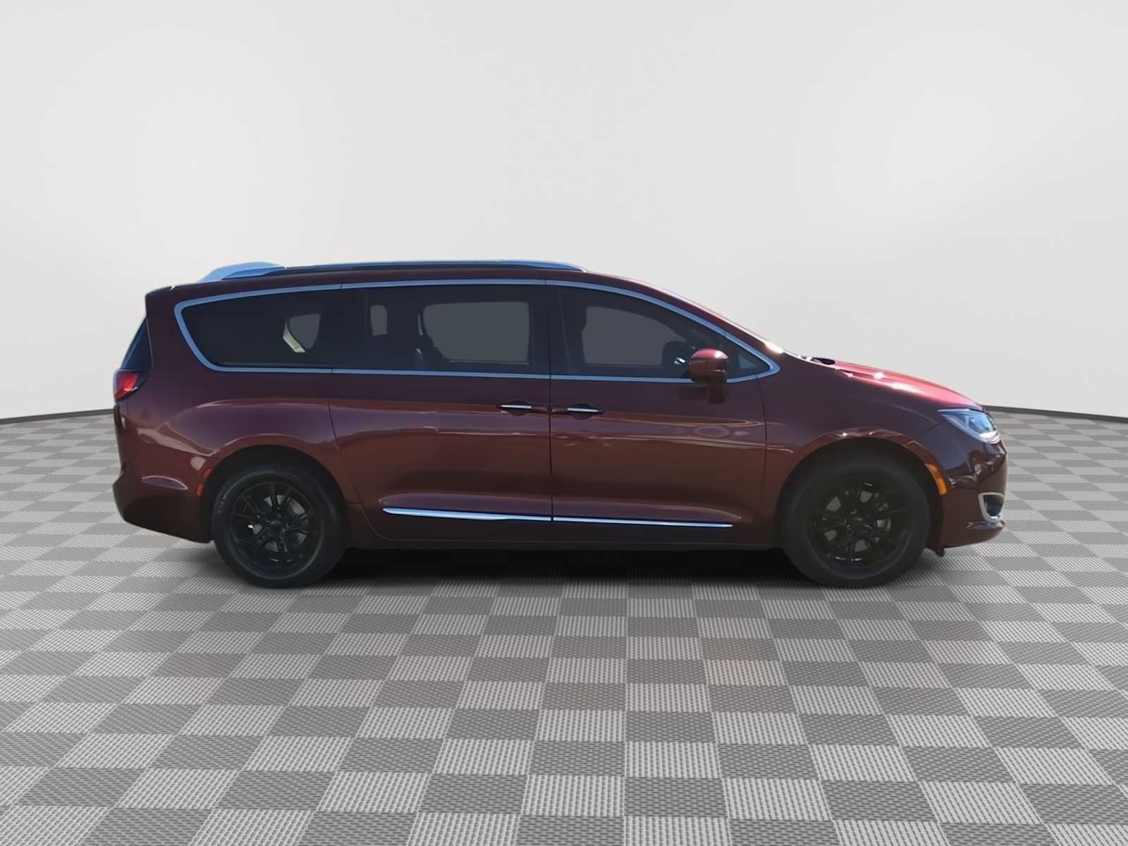 Used 2020 Chrysler Pacifica Touring-L w/ Tire & Wheel Group FWD image 9