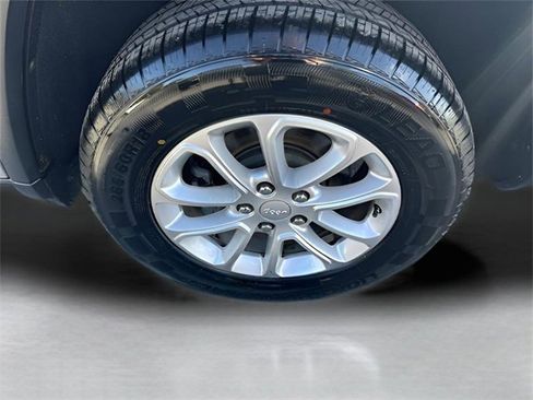 Used 2021 Jeep Grand Cherokee Laredo image 9