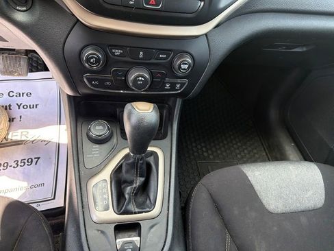 Used 2018 Jeep Cherokee Latitude AWD/4WD image 17