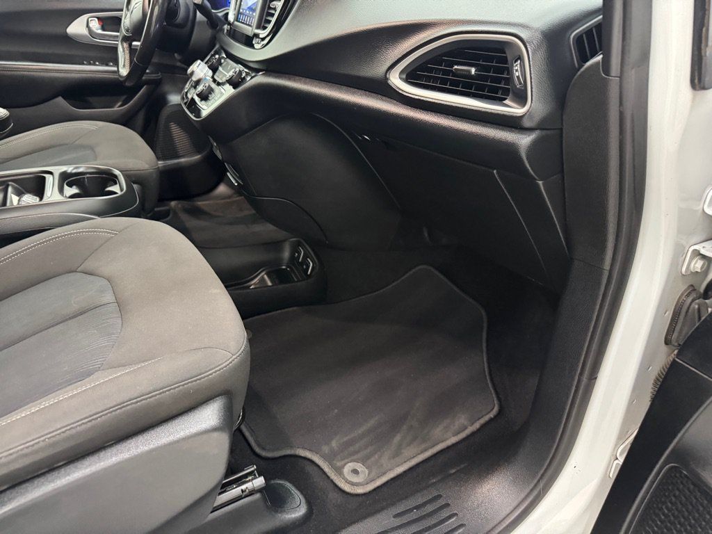 Used 2020 Chrysler Pacifica Touring w/ S Appearance Package FWD image 13