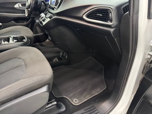 Used 2020 Chrysler Pacifica Touring w/ S Appearance Package FWD image 13