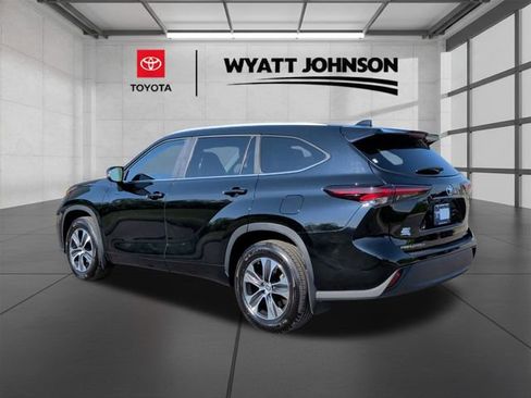 Certified 2025 Toyota Highlander XLE image 3