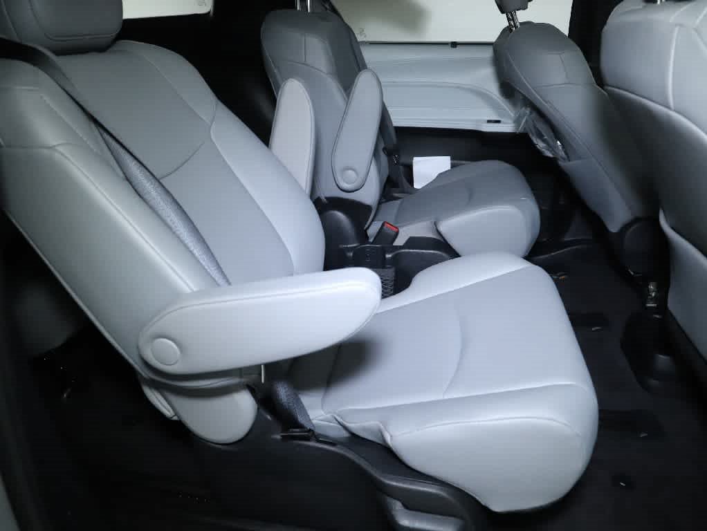 Used 2026 Toyota Sienna XLE AWD/4WD image 31