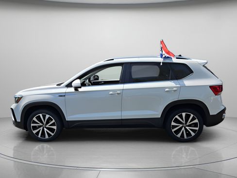 Used 2023 Volkswagen Taos SE w/ Panoramic Sunroof Package FWD image 2