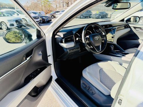 Used 2020 Toyota Camry XSE image 9