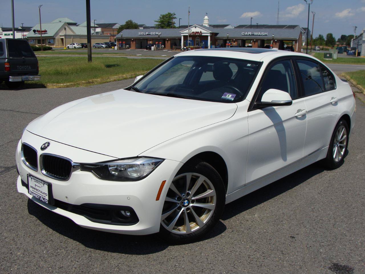 Used 2017 BMW 320i xDrive Sedan AWD/4WD image 3