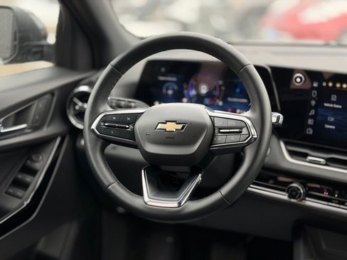 Used 2025 Chevrolet Equinox LT w/ Safety and Technology Package image 11