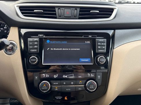 Used 2016 Nissan Rogue SV w/ SV Premium Package image 23