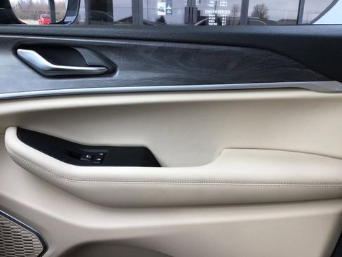 Used 2022 Jeep Grand Cherokee Limited image 25