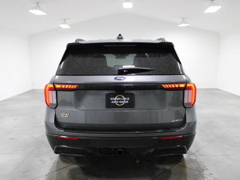 Used 2025 Ford Explorer ST-Line w/ ST-Line Street Pack image 8