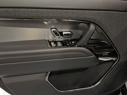 Certified 2025 Land Rover Range Rover Sport image 11