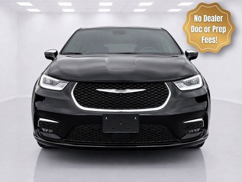 Used 2023 Chrysler Pacifica Limited w/ Uconnect Theater Family Group FWD image 2