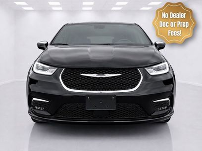 Used 2023 Chrysler Pacifica Limited w/ Uconnect Theater Family Group