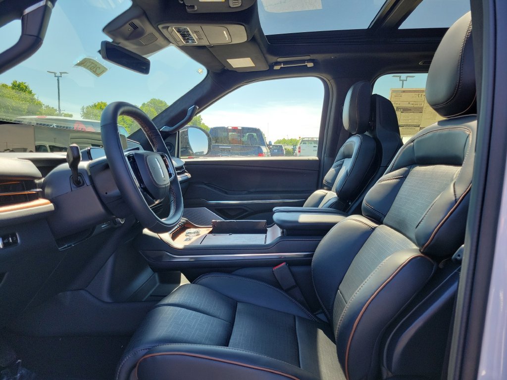 New 2026 Lincoln Navigator L Black Label AWD/4WD image 18