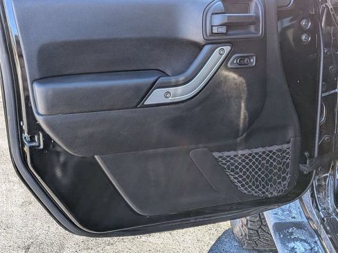 Used 2018 Jeep Wrangler Unlimited Sahara AWD/4WD image 11
