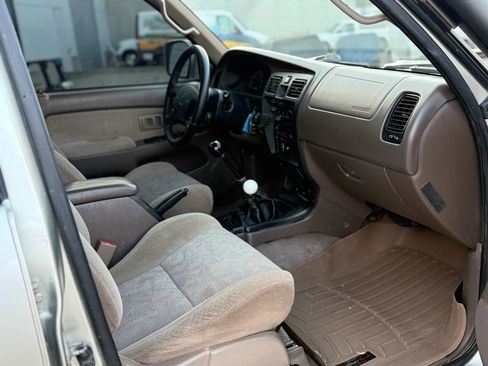 Used 2000 Toyota 4Runner SR5 AWD/4WD image 23