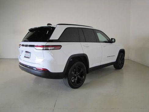 Used 2025 Jeep Grand Cherokee Altitude AWD/4WD image 26