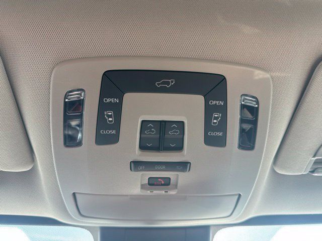 Used 2023 Toyota Sienna XLE FWD image 34
