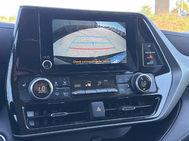 Used 2023 Toyota Highlander XLE AWD/4WD image 19