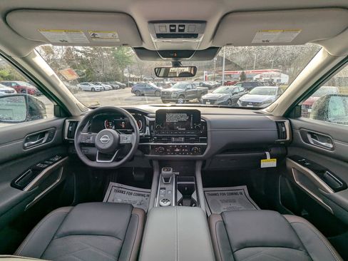 New 2025 Nissan Pathfinder Platinum image 13