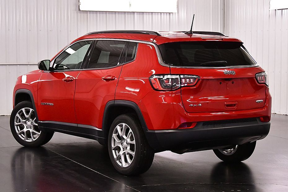 Used 2023 Jeep Compass Latitude AWD/4WD image 5