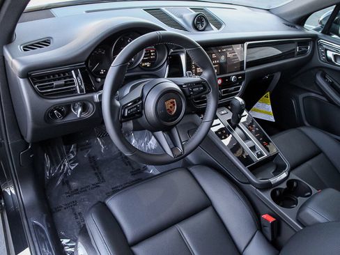 Certified 2023 Porsche Macan AWD/4WD image 4