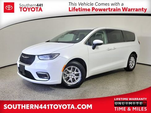 Used 2023 Chrysler Pacifica Touring-L FWD image 1