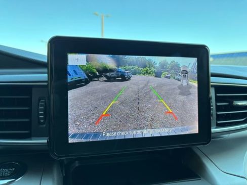 Used 2022 Ford Explorer XLT w/ Equipment Group 202A AWD/4WD image 11