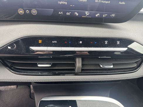 Used 2025 Buick Enclave Preferred AWD/4WD image 26