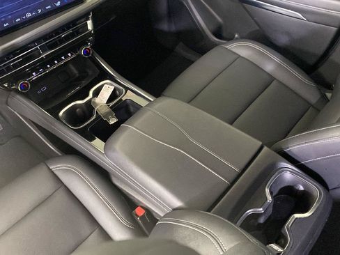 Used 2025 Chevrolet Traverse LT FWD image 18