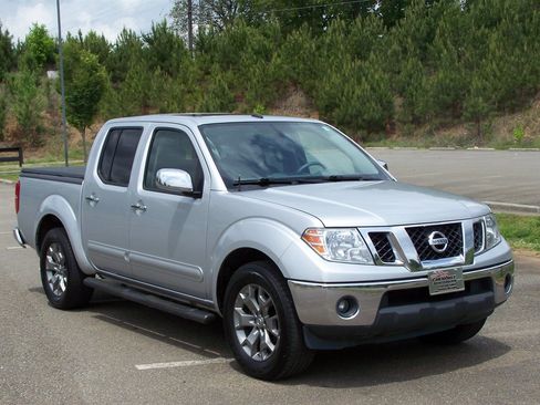 Used 2019 Nissan Frontier SL image 1