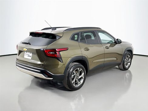 Used 2024 Chevrolet Trax LT w/ Sunroof Package image 8