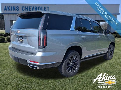 Used 2025 Cadillac Escalade Premium Luxury AWD/4WD image 4