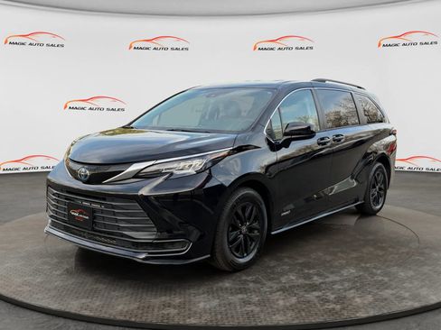 Used 2021 Toyota Sienna LE image 1