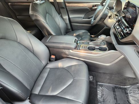 Used 2021 Toyota Highlander Limited FWD image 6