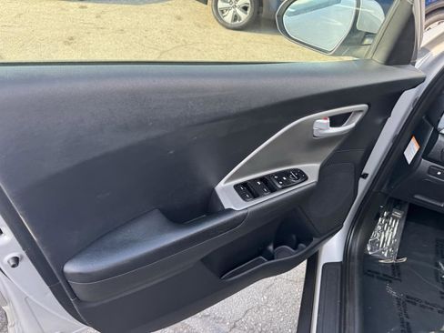 Used 2020 Kia Niro LX image 8