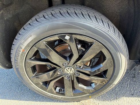 Used 2023 Volkswagen Taos SE w/ Panoramic Sunroof Package image 17