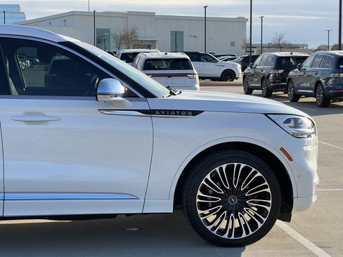 Used 2022 Lincoln Aviator Black Label w/ Class IV Trailer Tow Package image 12
