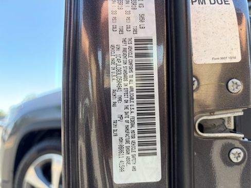 Used 2020 Jeep Cherokee Limited FWD image 30