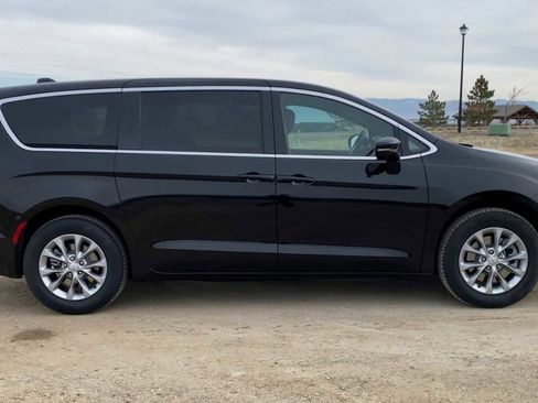 New 2026 Chrysler Pacifica Select image 9