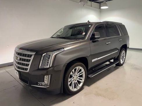 Used 2020 Cadillac Escalade Premium Luxury w/ LPO, Radiant Package AWD/4WD image 3