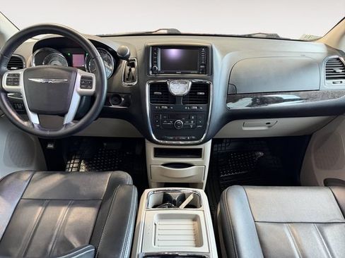 Used 2016 Chrysler Town & Country Touring FWD image 8