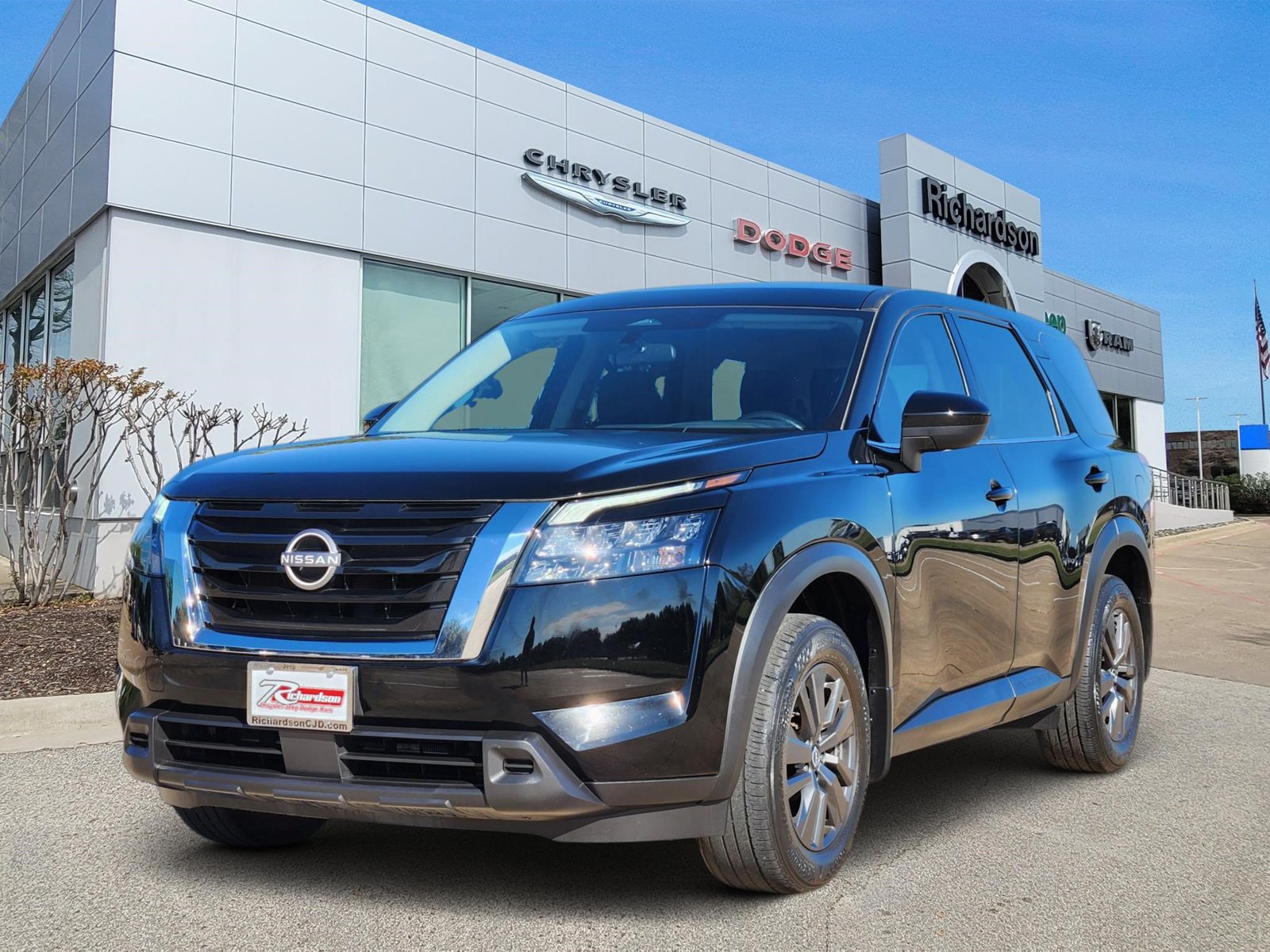 Used 2024 Nissan Pathfinder S FWD image 2