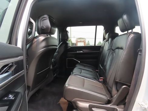 Used 2023 Jeep Wagoneer L Series II AWD/4WD image 21