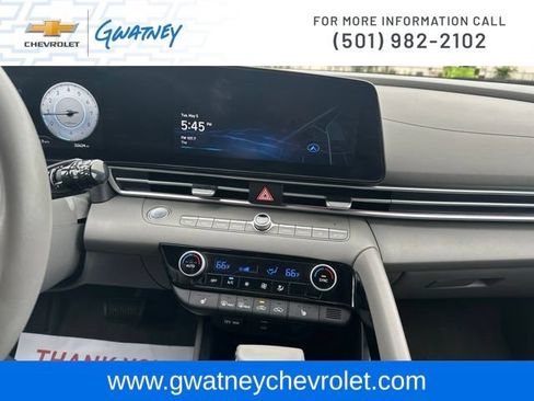 Used 2025 Hyundai Elantra SEL FWD image 17