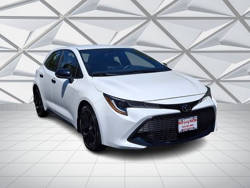 Used 2021 Toyota Corolla SE FWD image 2