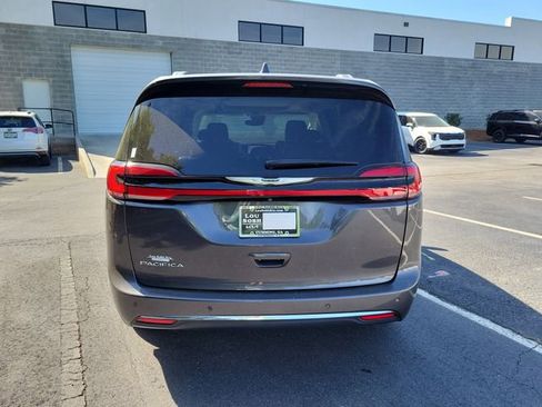 Used 2021 Chrysler Pacifica Touring-L w/ Premium & Safety Sphere Group FWD image 5