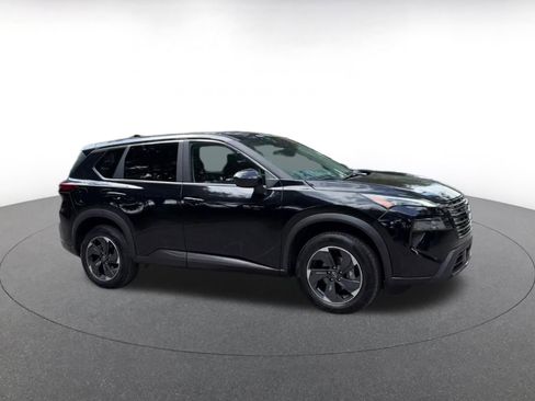 Used 2025 Nissan Rogue SV FWD image 2